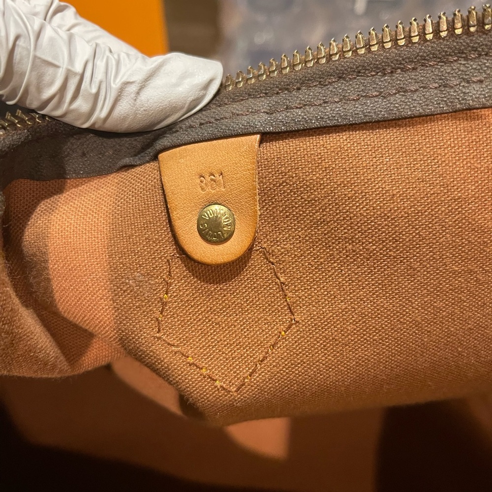 Authentic Louis Vuitton SPEEDY 40 - Picture 11 of 16